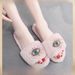 Pantofole di peluche con occhi rossi in lana alla moda coreana da donna, con fondo morbido, possono essere indossate all'esterno, pantofole di cotone all'ingrosso_voghion.com