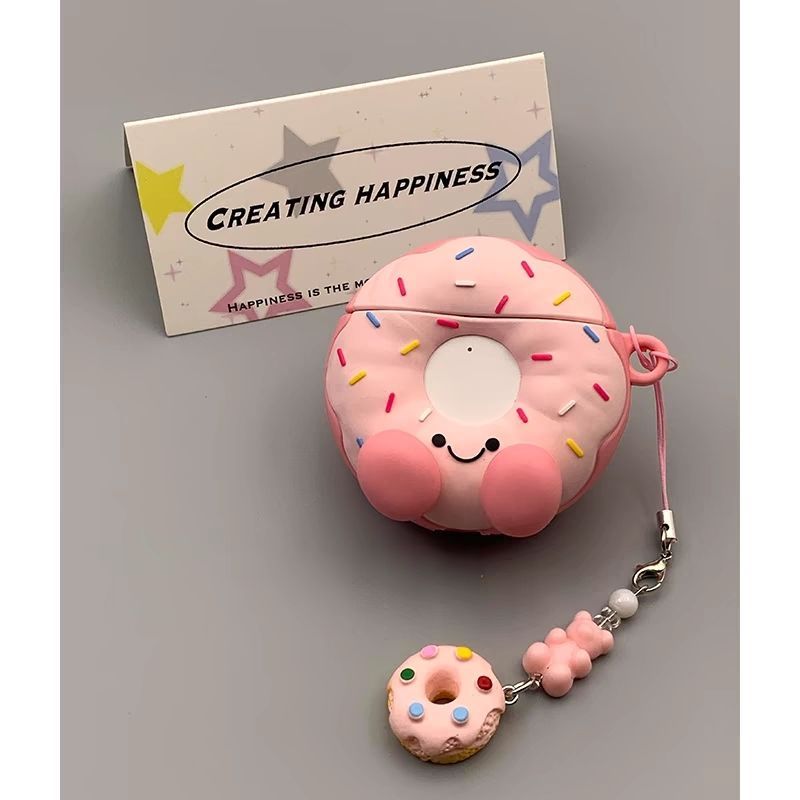 O pingente em formato de rosquinha rosa, macio e fofo, é perfeito para as capas dos fones de ouvido sem fio AirPods 4 da Apple._voghion.com