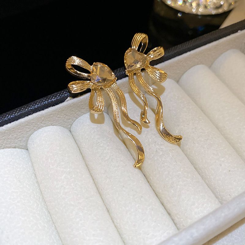 1 Paar elegante Ohrstecker im klassischen Streetwear-Stil mit Herzform, Schleife und Knoteneinlage aus Zinklegierung mit Strasssteinen_voghion.com
