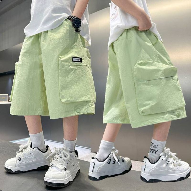 Sommershorts für Jungen mit versteckter Reißverschlusstasche – 70 % Baumwolle, elastischer Bund, lässige, mittellange, atmungsaktive Outdoorhose für Kinder (120–170 cm) – Schwarz/Grün_voghion.com