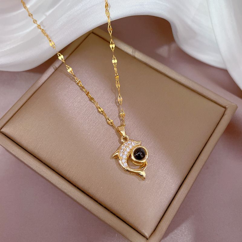 Collier en or véritable incrusté de titane avec projection de dauphin pour femme, chaîne de clavicule de style nouveau avec [acier titane]_voghion.com