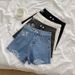 Internetkändisars korta jeansshorts med hög midja för kvinnor sommaren 2024, nya vida ben med hål som ser smalare ut._voghion.com