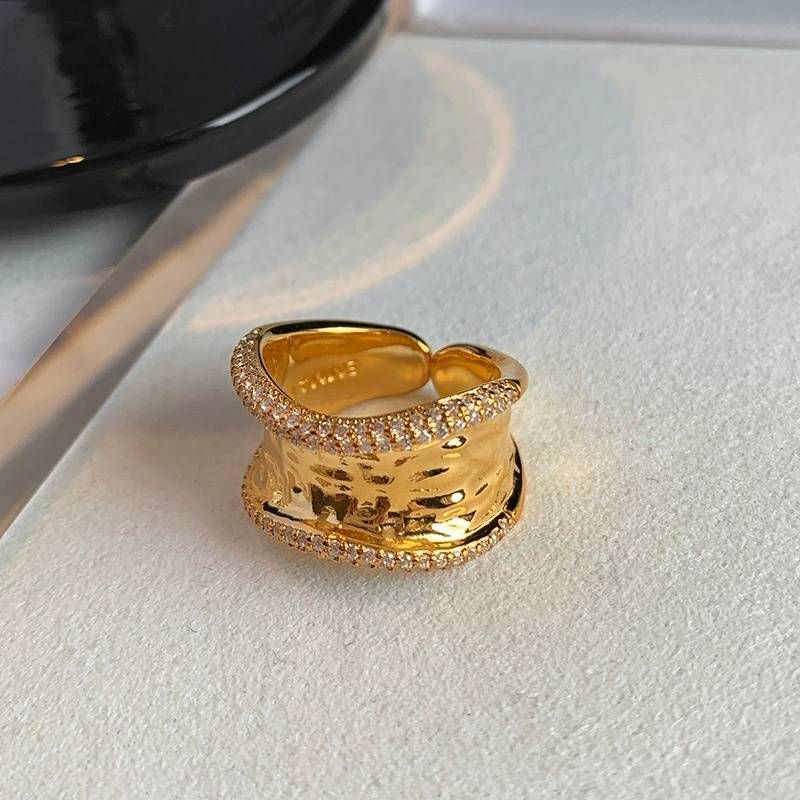 Inel de deget arătător european și american, cu diamante neregulate, versiune largă, cu design de nișă feminină, inel de deget din aur la modă și personalizat_voghion.com
