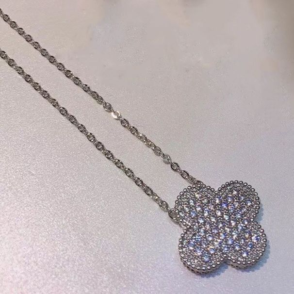 Set di anelli con quattro fiori a forma di foglia, orecchini e collana classici con micro diamanti intarsiati_voghion.com
