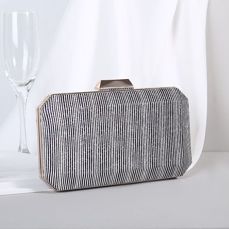 Pochette élégante vintage en polyuréthane avec doublure en satin – Sac de soirée structuré à fermeture à cliquet pour les fêtes et les occasions spéciales (Rouge/Violet/Rose/Argent/Champagne)_voghion.com