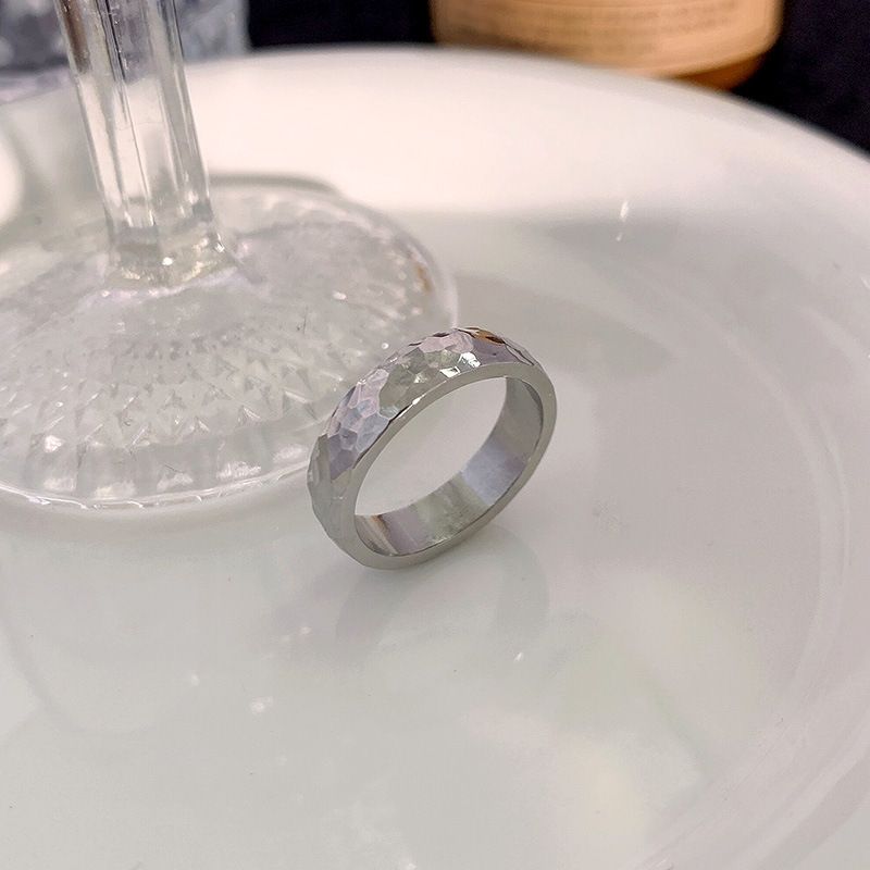 Bague de queue en acier titane fait à la main avec motif de marteau pour homme et femme, anneau personnalisé pour index, couple, uni, ne se décolore pas, tendance_voghion.com