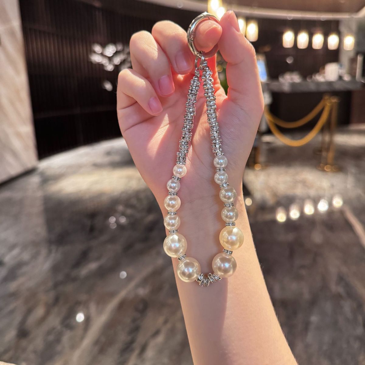 Llavero con colgante de diamante Super Flash, cadena anticaída, lazo de perla de forma especial, colgante para teléfono móvil_voghion.com