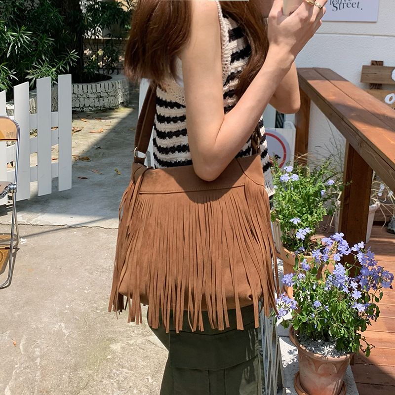 Sac à bandoulière polyvalent en daim pour femme, design unique de style américain, avec pompon, été 2025_voghion.com