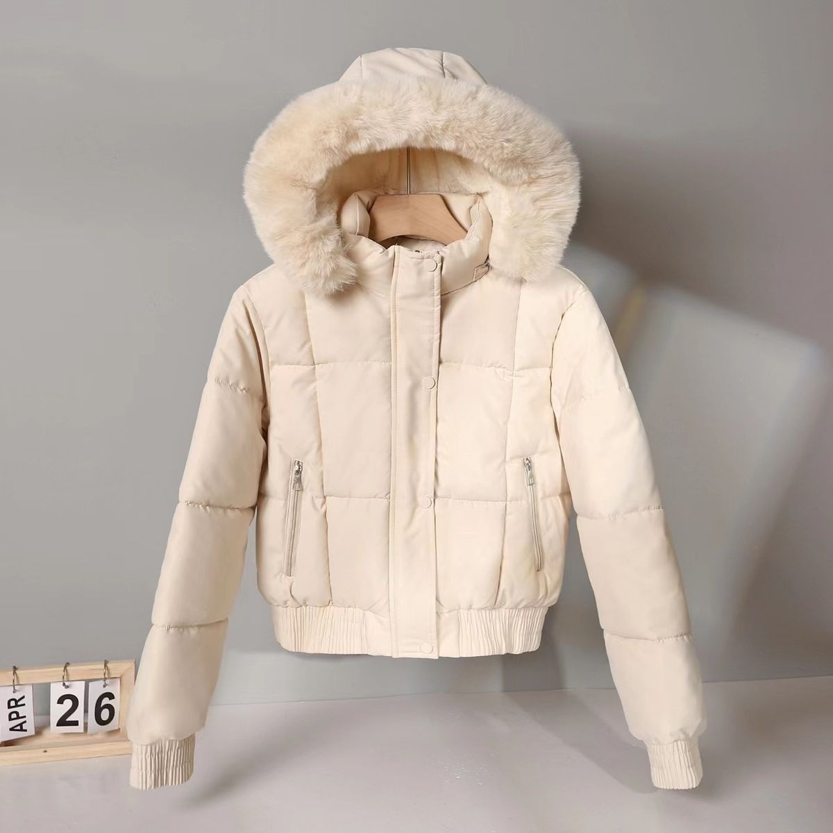 Kurze Pufferjacke für Damen mit Kunstpelzkapuze – gemütlicher Winterparka mit Fleecefutter, übergroßer Bomberstil (M-XXL, 5 Farben)_voghion.com