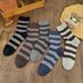 Crew Socks Gestreifte Kaschmirsocken für Herren für Herbst und Winter, vielseitig und lässig, weiche und klebrige Socken, modische kaffeefarbene Florsocken_voghion.com