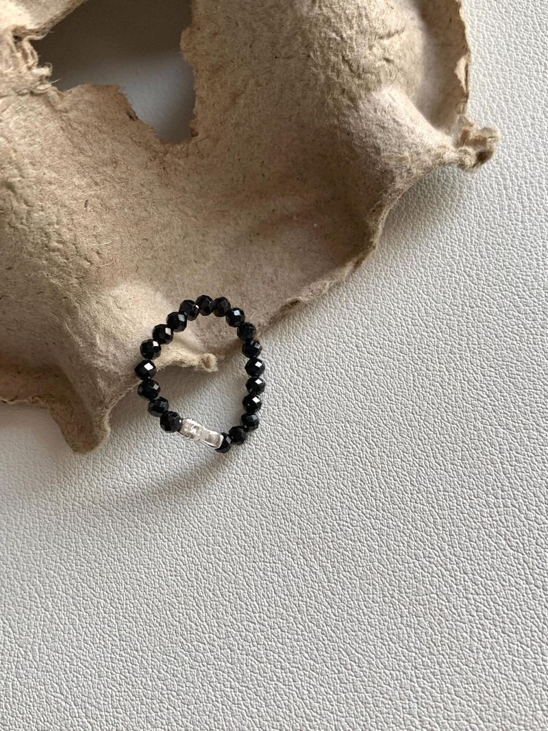 Anello elastico fatto a mano con design semplice a nicchia, a forma di pesce appuntito con cristallo nero irregolare in argento sterling per donna_voghion.com