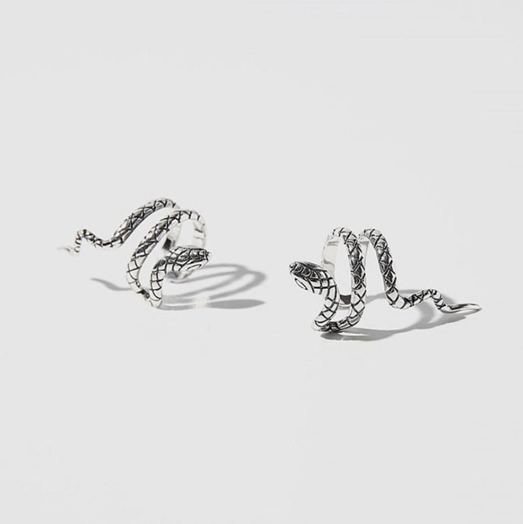Un paio di orecchini a clip con motivo a serpente in argento sterling S925 I58_voghion.com