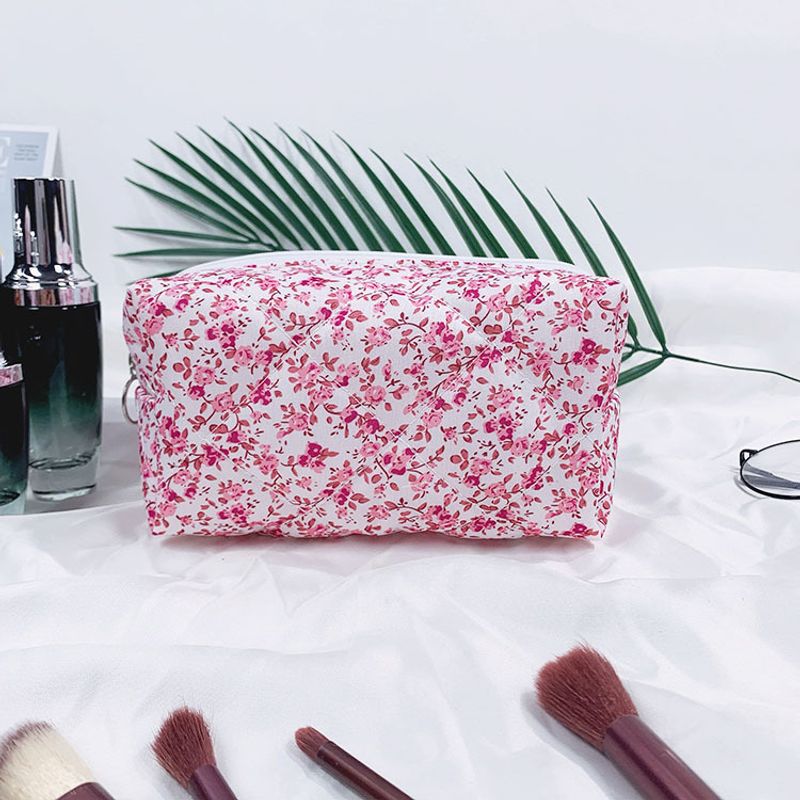 Make-up-Tools Zubehör Gesteppte Stickerei Kleine Blumenkosmetiktasche Große Kapazität Tragbare Baumwollhandtasche Frische und einfache Waschtasche_voghion.com