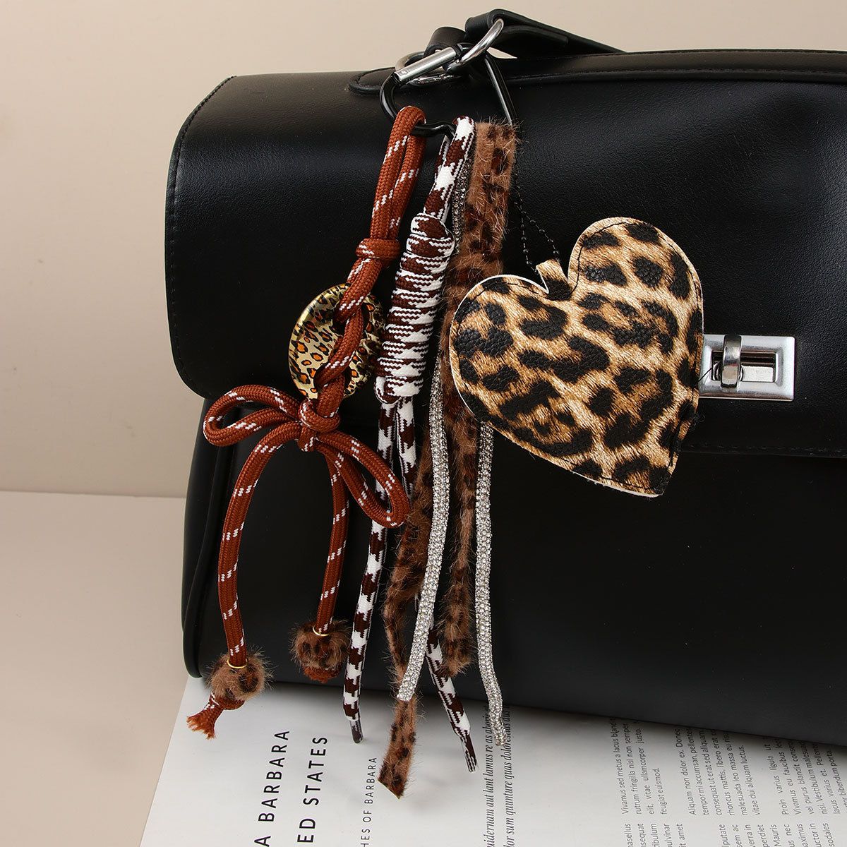 Portachiavi con ciondolo per borsa in cordino intrecciato con fiocco a forma di cuore e stampa leopardata, novità autunno/inverno 2025_voghion.com