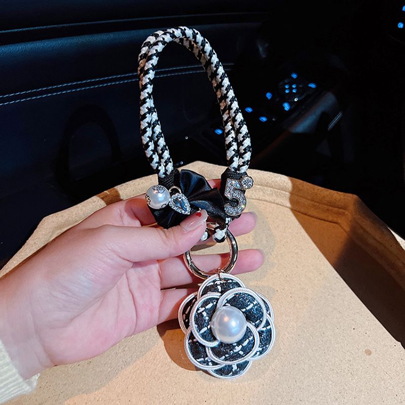 Kreativ gewebtes schwarz-weißes Armband mit Perlen-Kamelie-Schlüsselanhänger, modischer, exquisiter Stil, Schlüsselanhänger für Autotasche_voghion.com