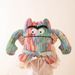 Peluche Monstre Coloré, douce et câline. Disponible en 15 cm, 25 cm et 35 cm._voghion.com