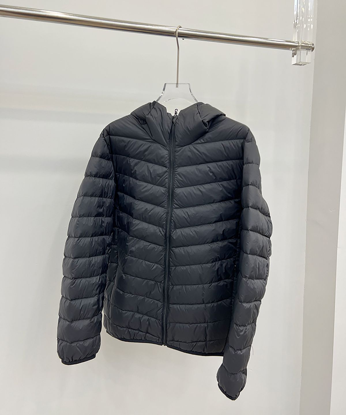 Chaqueta de plumón ligera y plegable para hombre: chaqueta acolchada con capucha y corte ajustado para desplazamientos urbanos (negro/gris/menta)_voghion.com