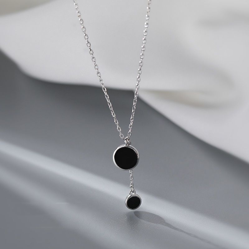 Collana con ciondolo rotondo in argento e nappa nera per donna, catena leggera e di lusso con clavicola, elegante e di alta qualità._voghion.com