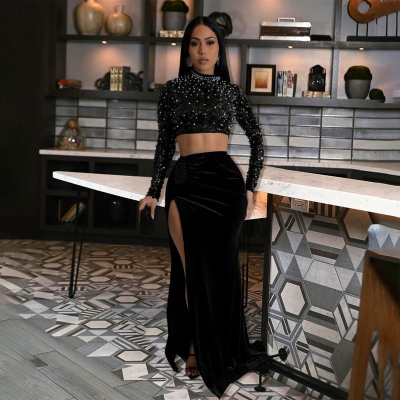 Set aus bauchfreiem Top mit Rundhalsausschnitt und Samtrock mit hohem Schlitz – glamouröses zweiteiliges Outfit für Damen_voghion.com
