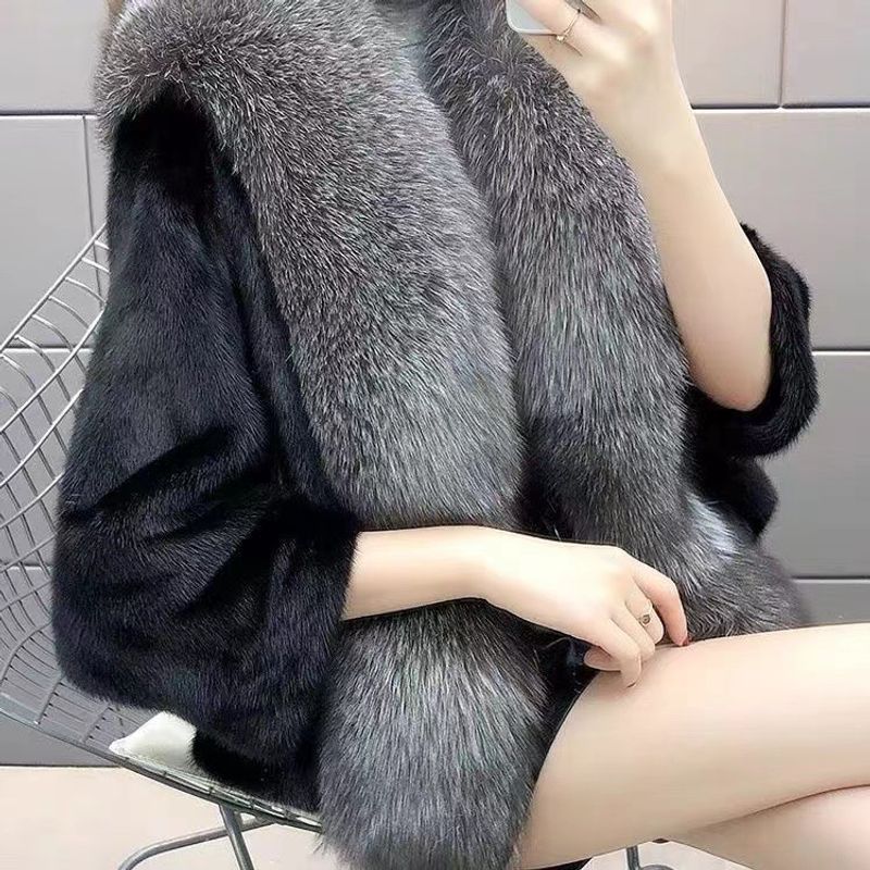 Cappotto in pelliccia sintetica di visone: la dichiarazione breve e impertinente (lusso senza etichetta, glamour cruelty-free per gli audaci)_voghion.com