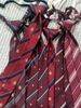 Collezione di cravatte senza nodo rosso vino, camicia a righe stile JK Academy, uniforme studentesca unisex, fotografia_voghion.com