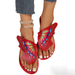 Große, farbenfrohe Flip-Flops mit flacher Unterseite für Frauen, die personalisierte Strandsandalen mit Schmetterlingen tragen_voghion.com