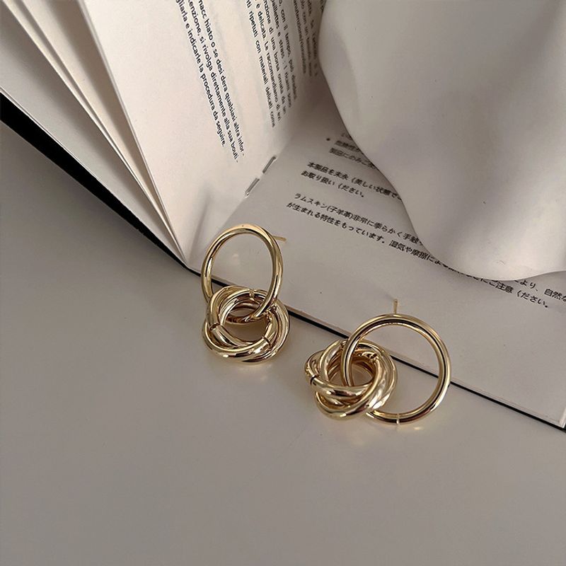 Piccolo design di nicchia, versione coreana da donna con più cerchi, orecchini personalizzati, semplici, versatili e alla moda, orecchio_voghion.com