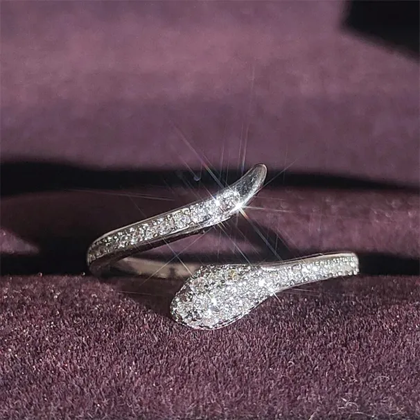 Designer-Ring in unregelmäßiger Schlangenform, luxuriös diamantbesetzt, silberplattiert, mit exquisiten Zirkonia besetzt, Mädchen-Schmuck für jeden Tag, Einheitsgröße_voghion.com