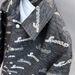 Herrenjacke mit lockerem Buchstaben-Trend und Revers_voghion.com