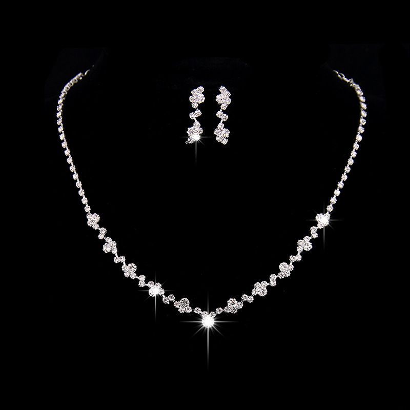 Set di orecchini, bracciale e anello con collana e strass color oro, accessori da sposa casual alla moda 2024_voghion.com