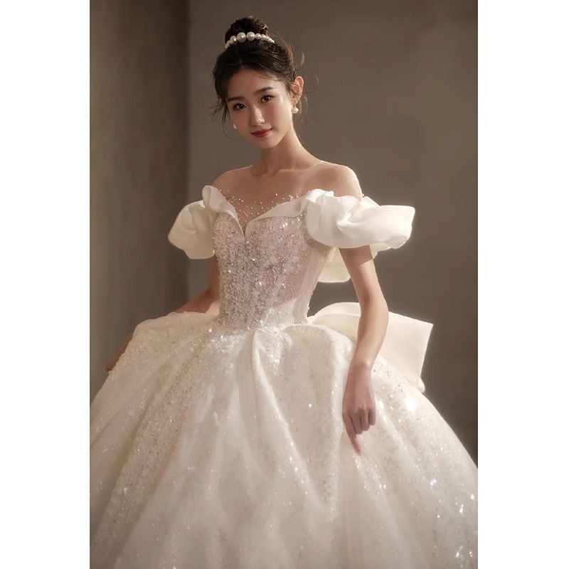 Dammekleeder Wäisst Hochzäitskleed mat enger Schëller fir eng kleng, nei Braut, héichwäerteg Textur Prinzessin Qi, Landlord Garn_voghion.com