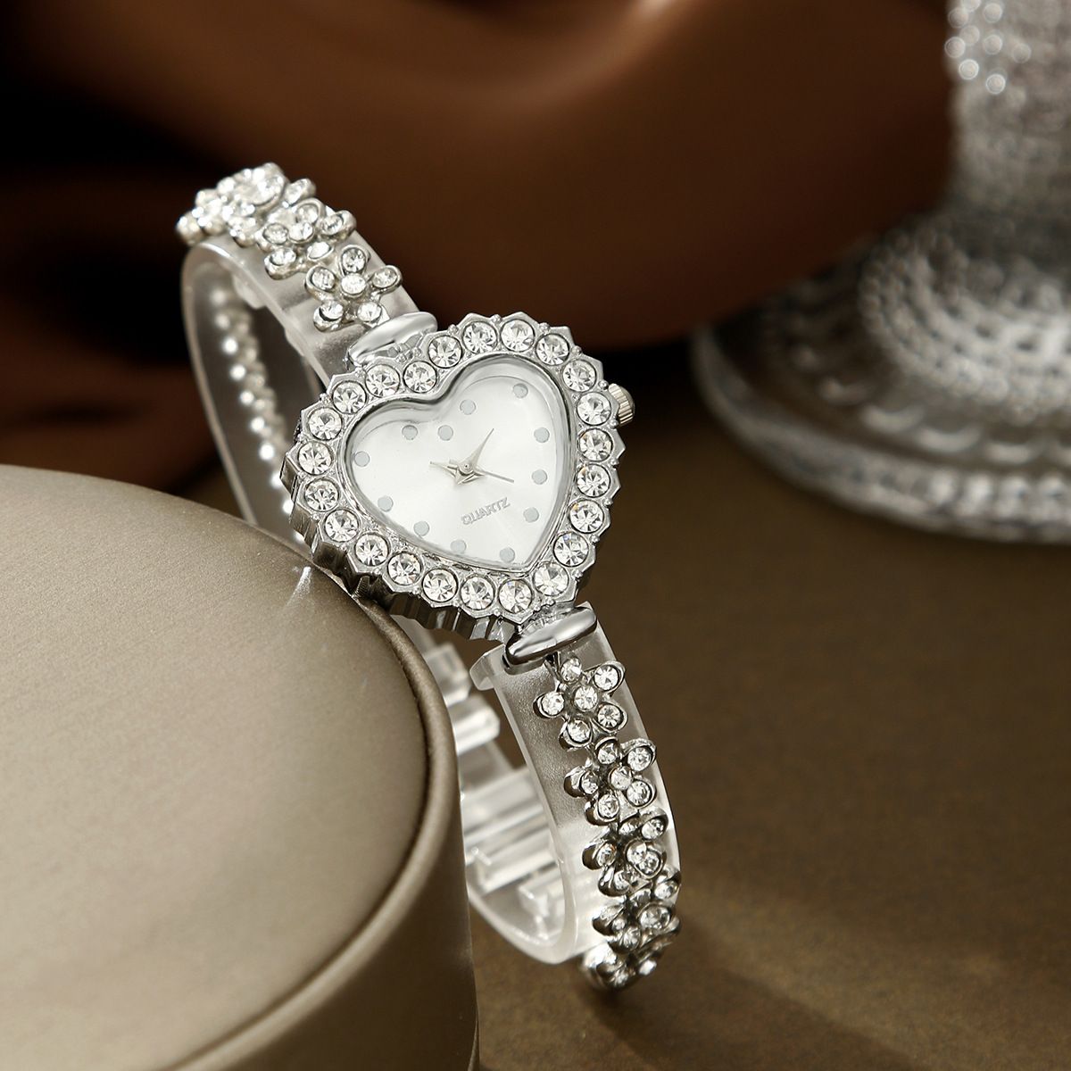 Elegante herzförmige Uhr und 5-teiliges Schmuckset – Funkelnde Quarzuhr mit Kristallzifferblatt für Damen_voghion.com