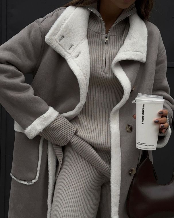 Cappotto in pelliccia integrato con risvolto da donna autunno e inverno con tasca applicata in colore grigio e bianco_voghion.com