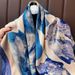 Sciarpa quadrata esterna da donna con piccolo fiore fresco blu e bianco in seta con protezione solare e temperamento da spiaggia_voghion.com