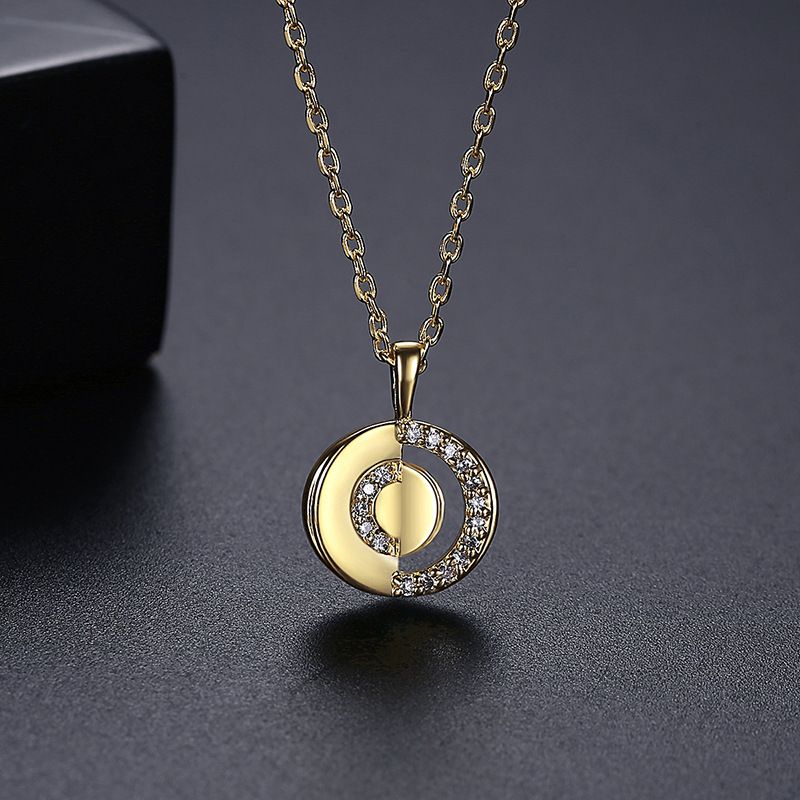 Collana con ciondolo geometrico da donna - Catena in ottone con zirconi micro-pavé (gioiello minimalista da indossare a strati con clavicola color oro)_voghion.com