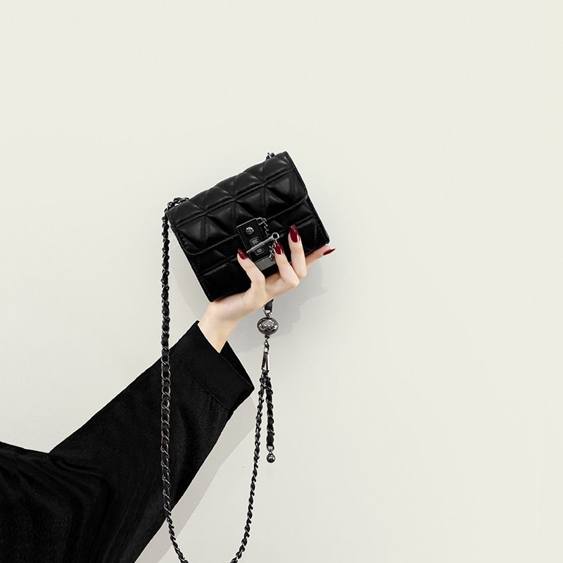 High-end Small Bag Women's Summer 2023 New Hot Style Niche Lipstick Bag Retro Messenger Bag Mini Chain Bag_voghion.com