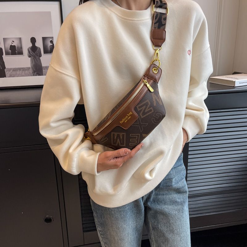 Bauchtaschen für Damen, Umhängetaschen aus veganem Leder für Mädchen, Brusttaschen mit Quaste, kleine Schultertasche mit verstellbarem Gitarrengurt und Kettengürtel_voghion.com