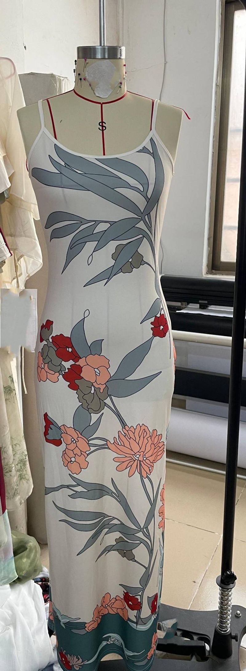 Bedrucktes, ärmelloses MIDI-Kleid im Urlaubsstil mit verstellbaren Trägern und Hüftwickel_voghion.com