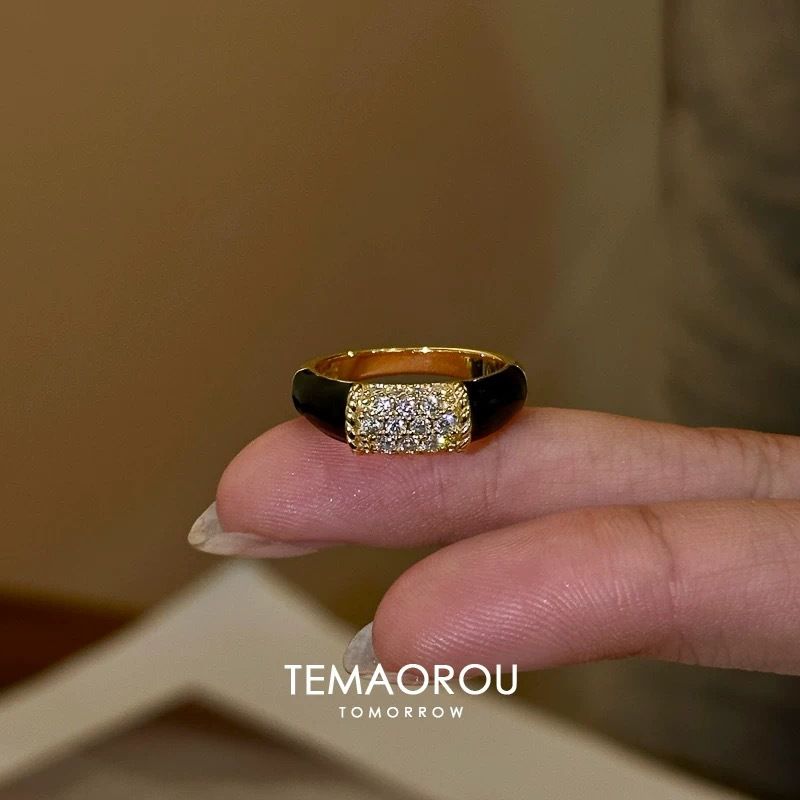 Bague simple en or et agate noire de style vintage_voghion.com