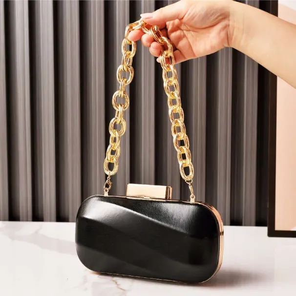 Designer-Tasche, silberfarbener Metallic-Glanz, Brautkleid mit elegantem Schnürdesign_voghion.com