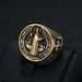 Joias masculinas Hip Hop Joias de aço de titânio Medalha Sagrada de São Bento Exorcista Anel banhado a ouro em aço inoxidável_voghion.com