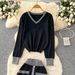 Damenbekleidung Elegantes Herbst-Damenanzug-Set – Locker sitzendes Strickoberteil mit V-Ausschnitt und einreihigem Midirock, stilvolles Colorblocking und Vintage-Touch_voghion.com