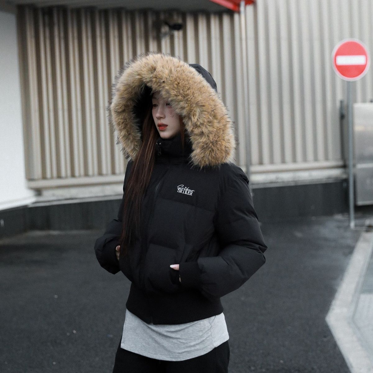 Jaqueta puffer curta com acabamento em pele sintética – Casaco de inverno com capuz, cintura marcada e gola grande (preto, tamanhos P-GG, modelagem solta, detalhe de cinto)_voghion.com