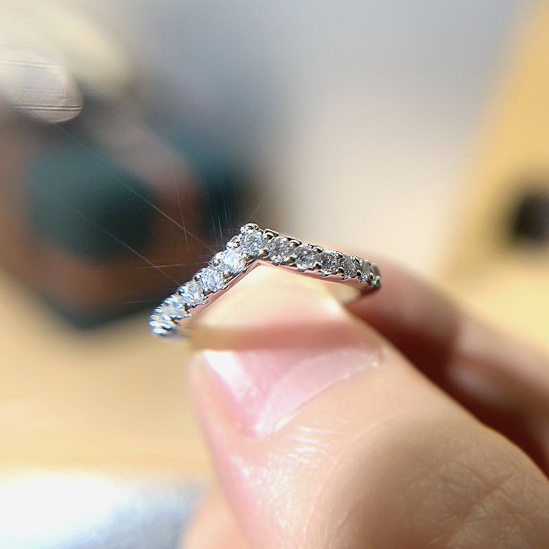 Anello impilabile regolabile di lusso leggero con zircone e moissanite a forma di V, semplice e luminoso, per donna_voghion.com