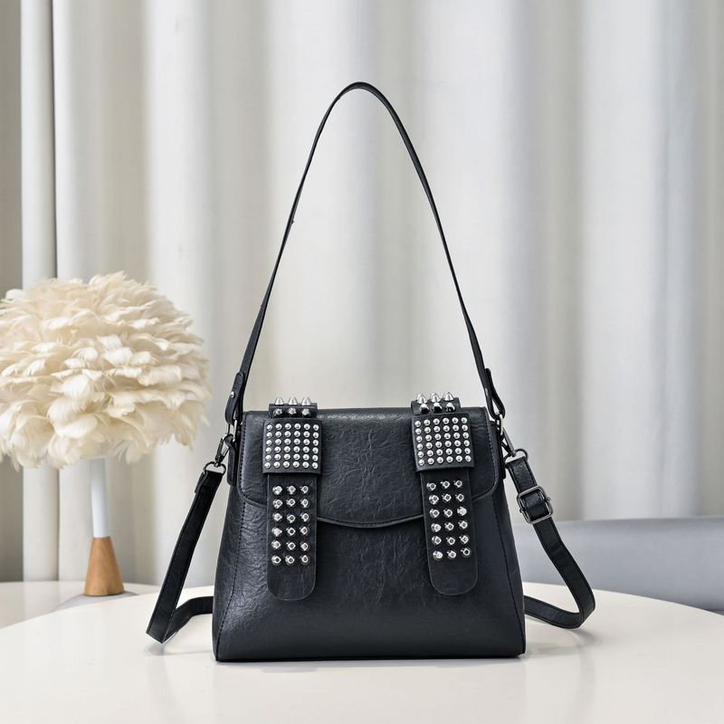 Borsa a tracolla vintage punk - Borsa a tracolla in morbida pelle con teschio borchiato (accessorio gotico da portare a mano o a spalla, con tracolla a catena regolabile in stile street)_voghion.com