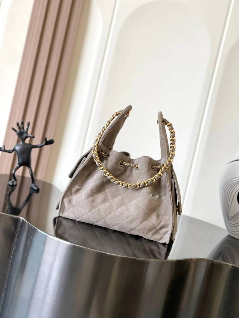 This Designer High-quality, Spacious Genuine Leather Shoulder Bag Features Classic Diageo Embroidery And Is Finished With Vintage Buttons And A Drawstring Chain._voghion.com