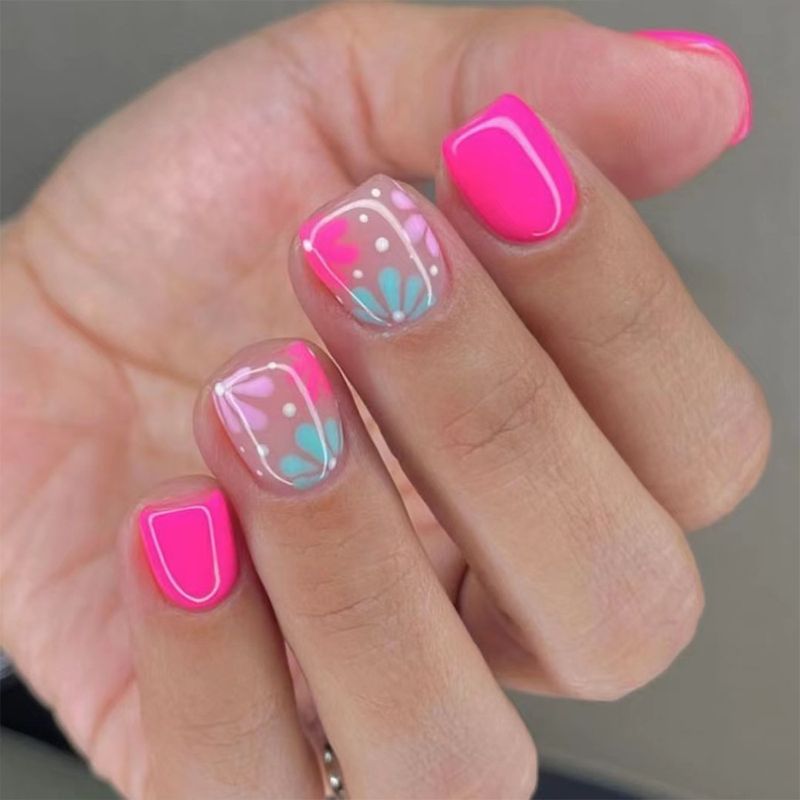 Kurze glänzende quadratische Nägel, frische weiße, hellblaue, rosa Blume, europäischer und amerikanischer Außenhandel, tragbares Nagelschönheitsstück, 24 Stück_voghion.com