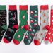 Accesorios de ropa Calcetines nuevos y coloridos Calcetines de algodón de media altura Calcetines de hombre casuales con elementos navideños de gran tamaño al por mayor_voghion.com