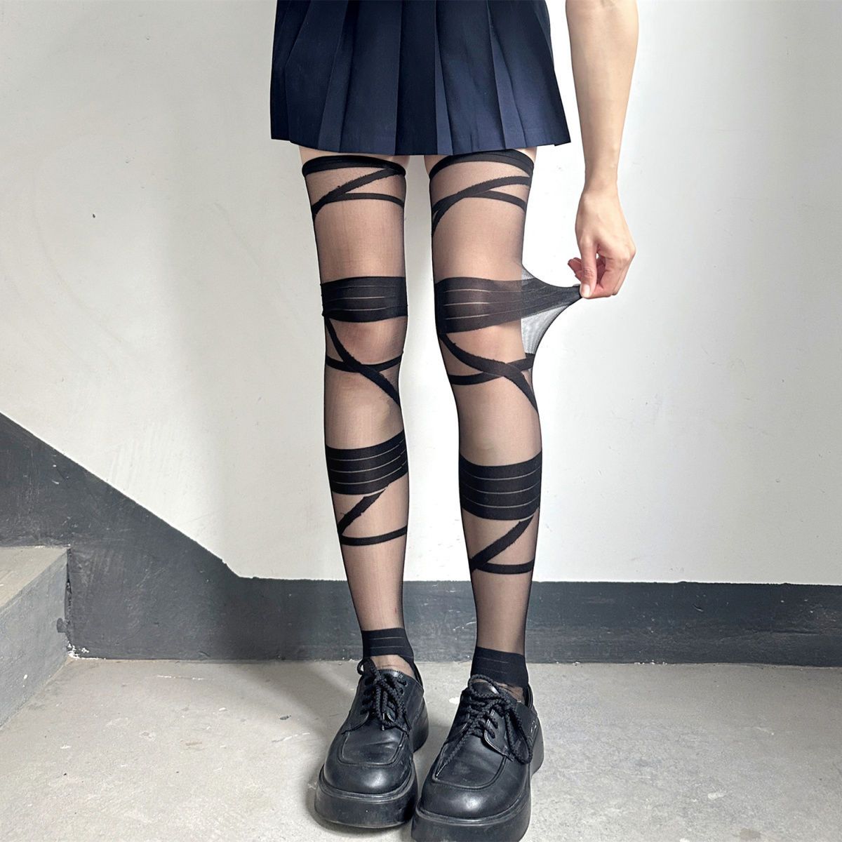 Calzini sopra il ginocchio Lolita di seta nera con cinturini incrociati, stile College Pure Desire, di alta qualità, stile Subculture_voghion.com