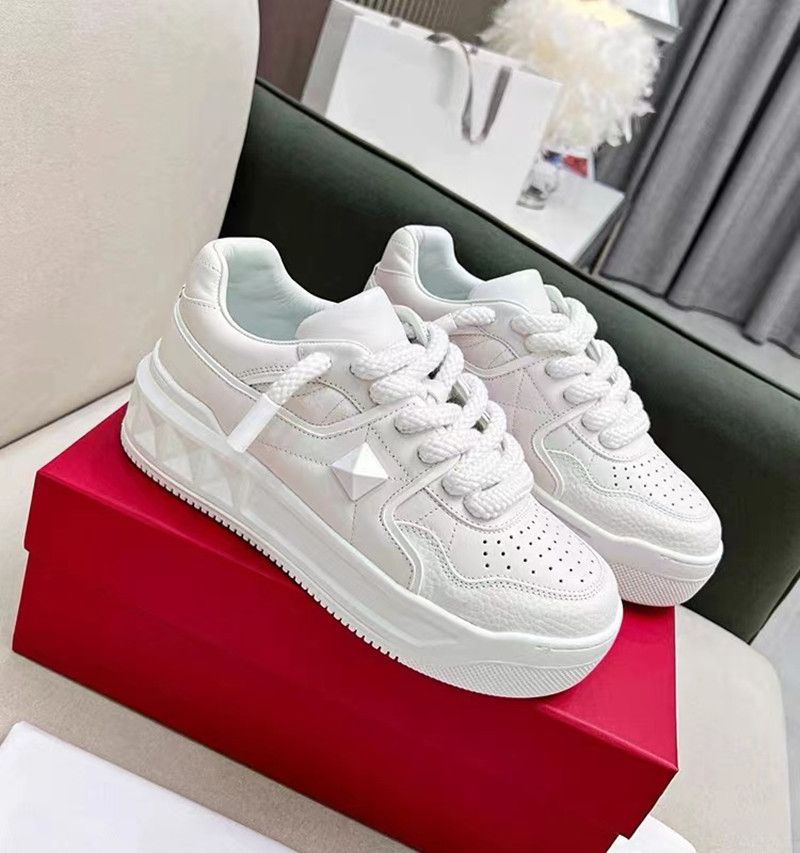 Grensoverschrijdende Nieuwe Kleine Witte Schoenen Vrouwen 2023 Lente Ademend Antislip All-Match Casual Schoenen Rose Rood sportschoenen Vrouwen_voghion.com
